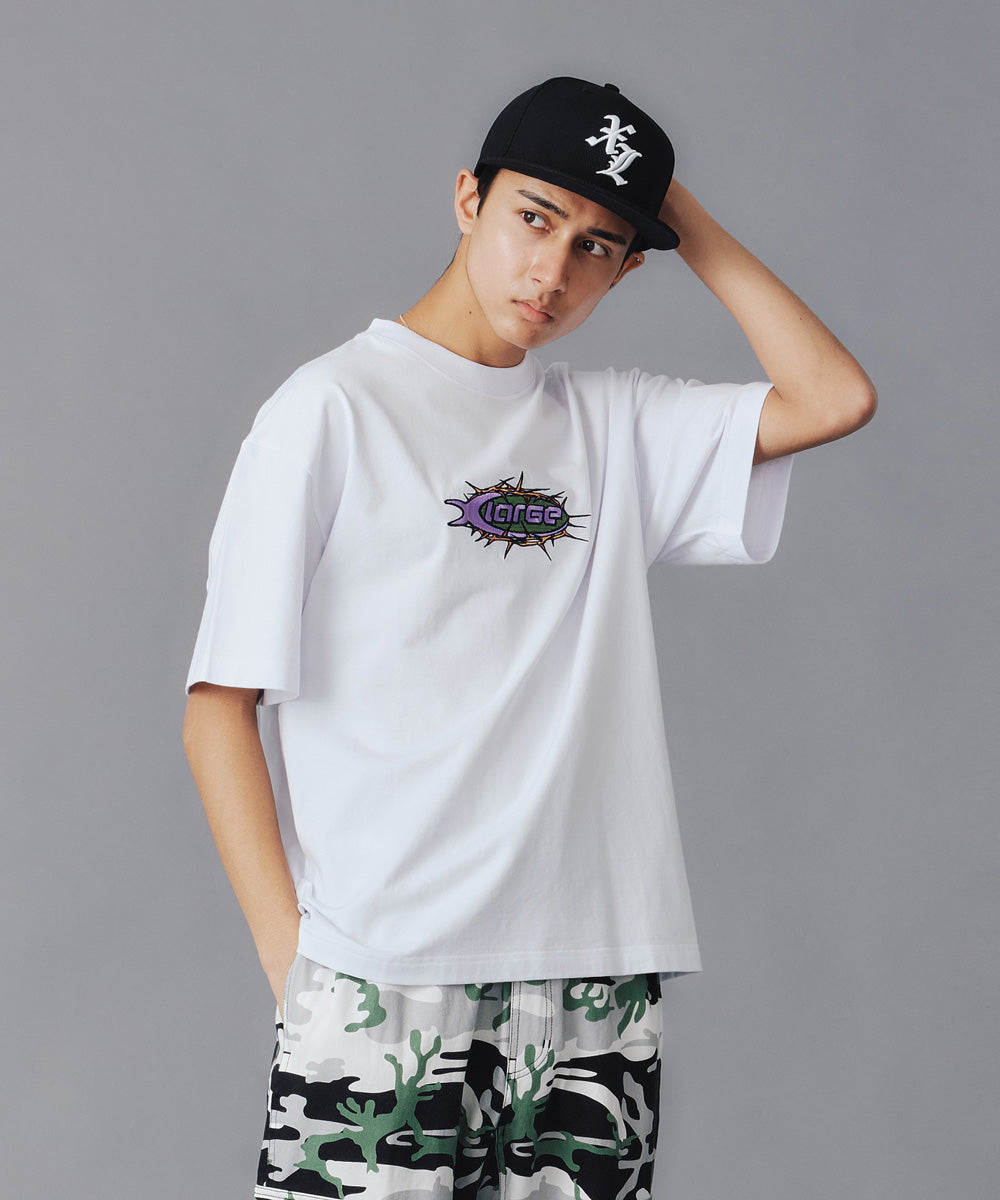 เสื้อยืดแขนสั้น XLARGE รุ่น BARBED WIRE LOGO S/S TEE