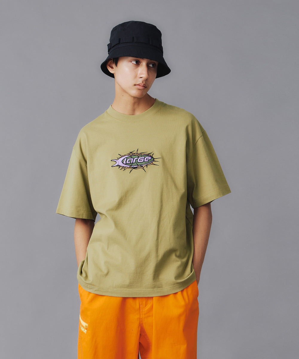 เสื้อยืดแขนสั้น XLARGE รุ่น BARBED WIRE LOGO S/S TEE