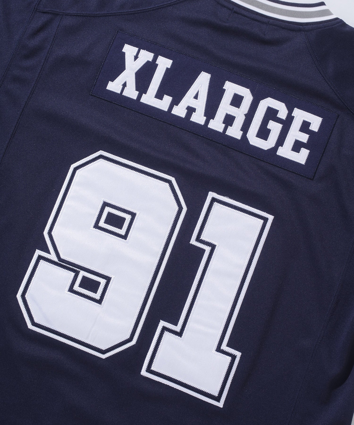 เสื้อยืดแขนสั้น XLARGE รุ่น PANELED FOOTBALL JERSEY
