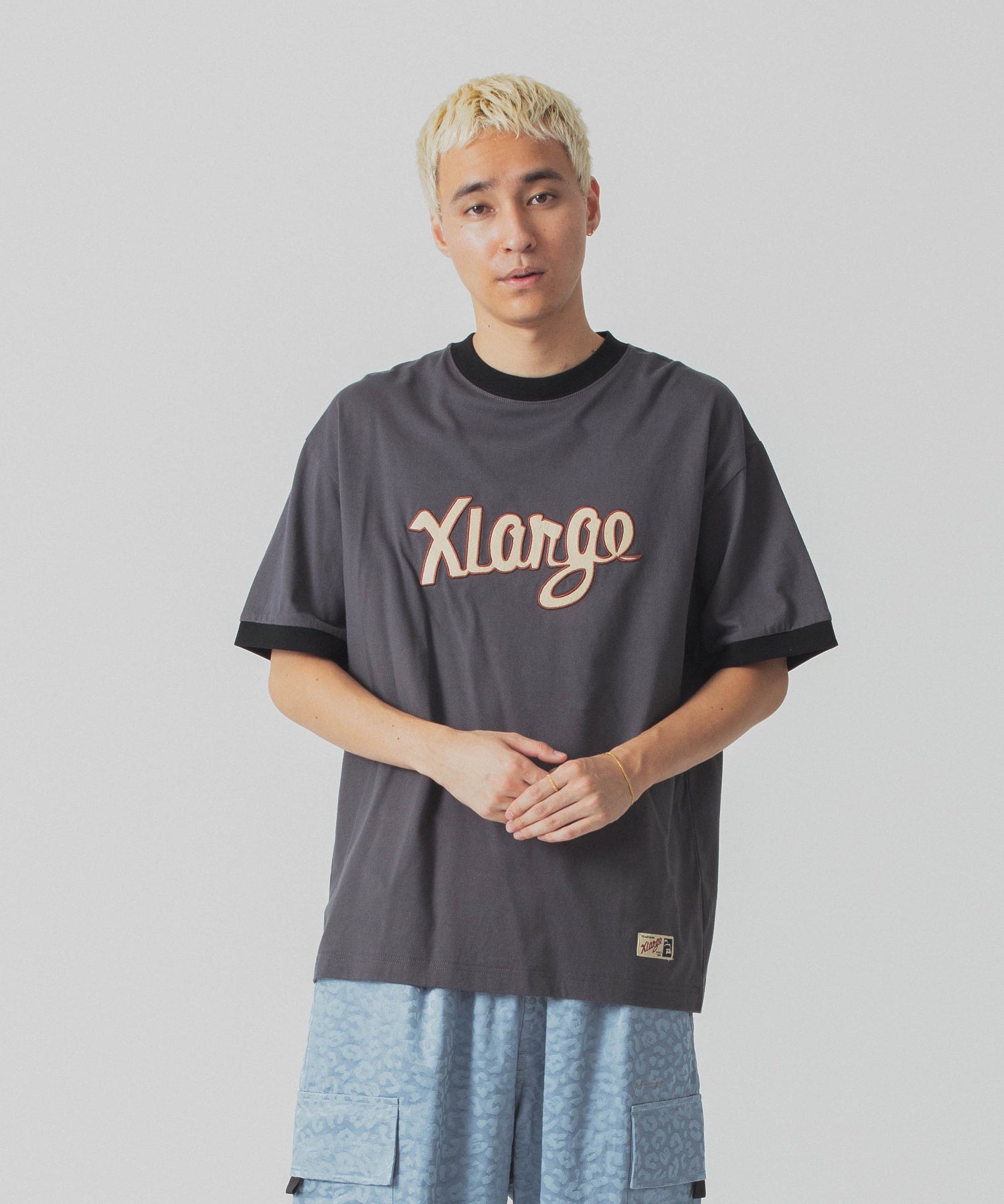 เสื้อยืดแขนสั้น XLARGE รุ่น Retro Script Logo Ringer S/S Tee
