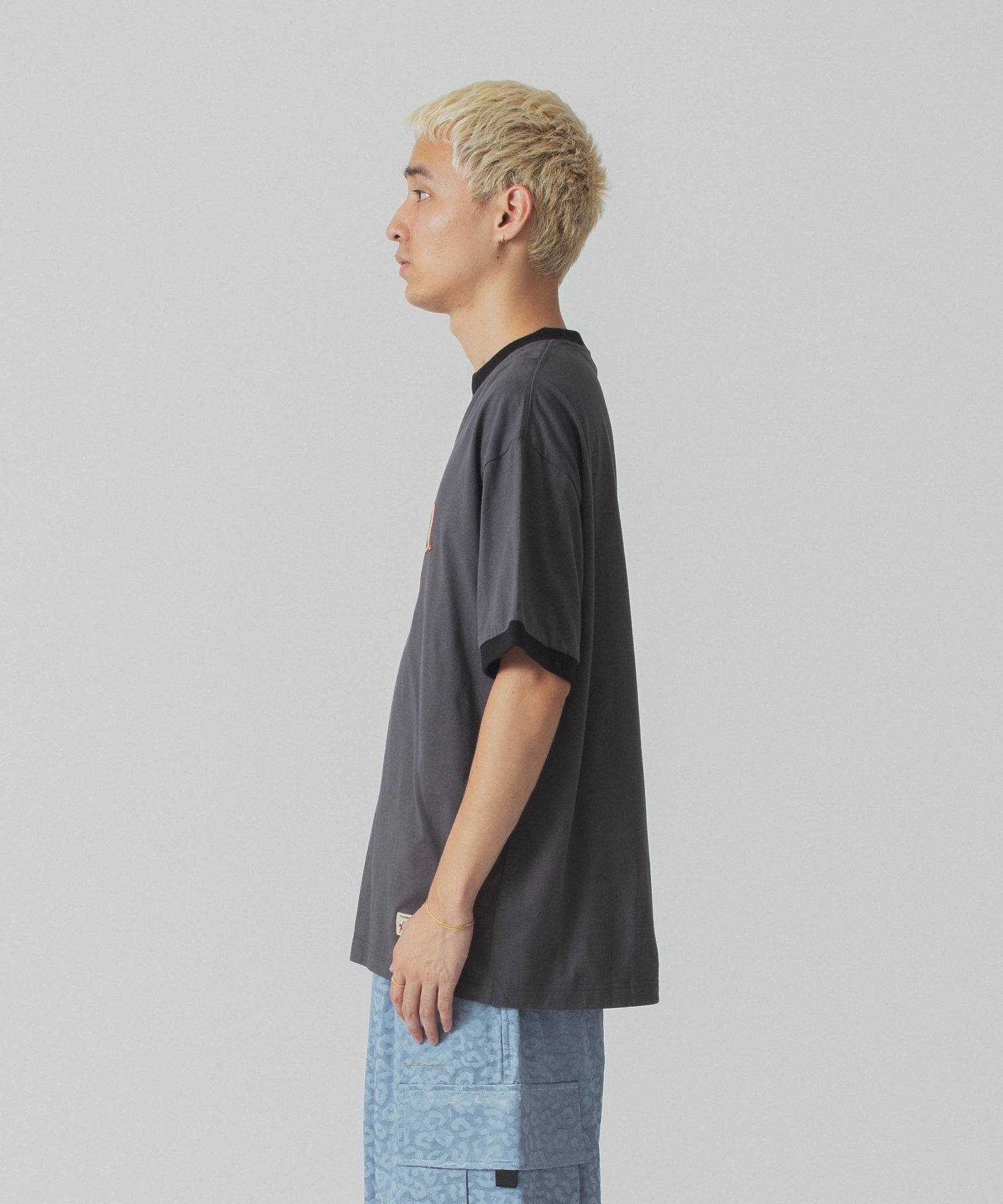 เสื้อยืดแขนสั้น XLARGE รุ่น Retro Script Logo Ringer S/S Tee