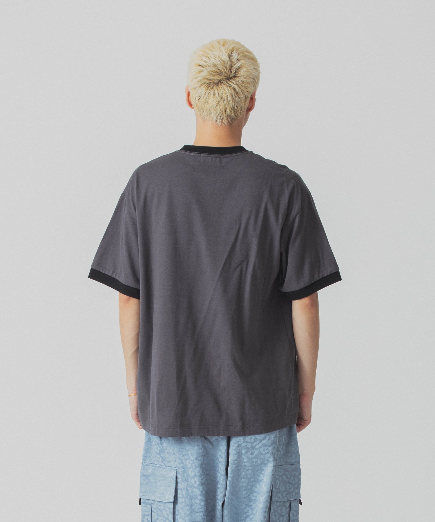 เสื้อยืดแขนสั้น XLARGE รุ่น Retro Script Logo Ringer S/S Tee