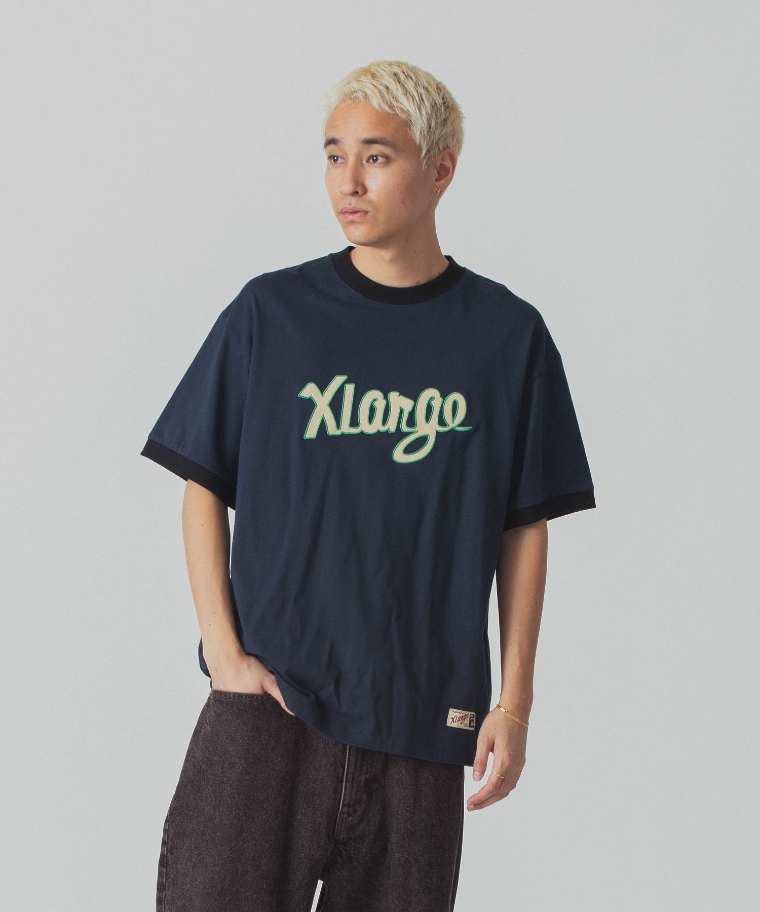 เสื้อยืดแขนสั้น XLARGE รุ่น Retro Script Logo Ringer S/S Tee