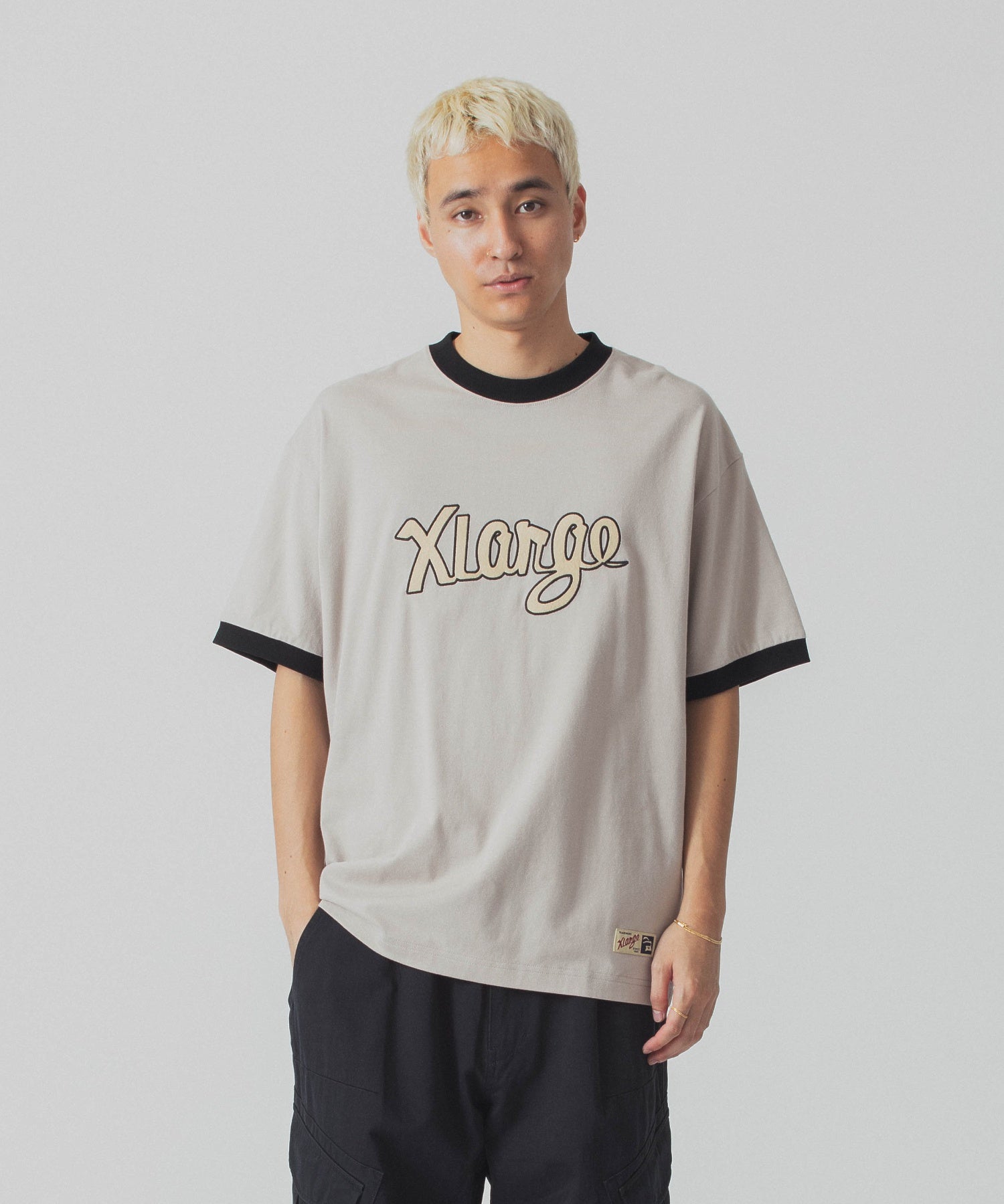 เสื้อยืดแขนสั้น XLARGE รุ่น Retro Script Logo Ringer S/S Tee