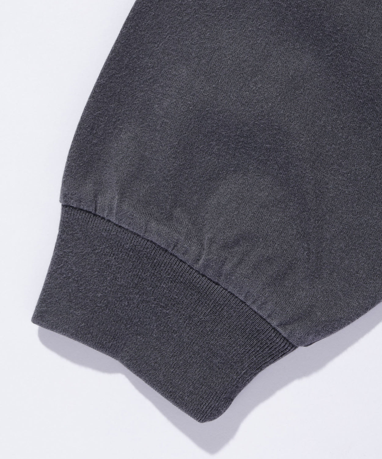 เสื้อยืดแขนยาว XLARGE รุ่น Pigment Dyed Old English Logo L/S Tee