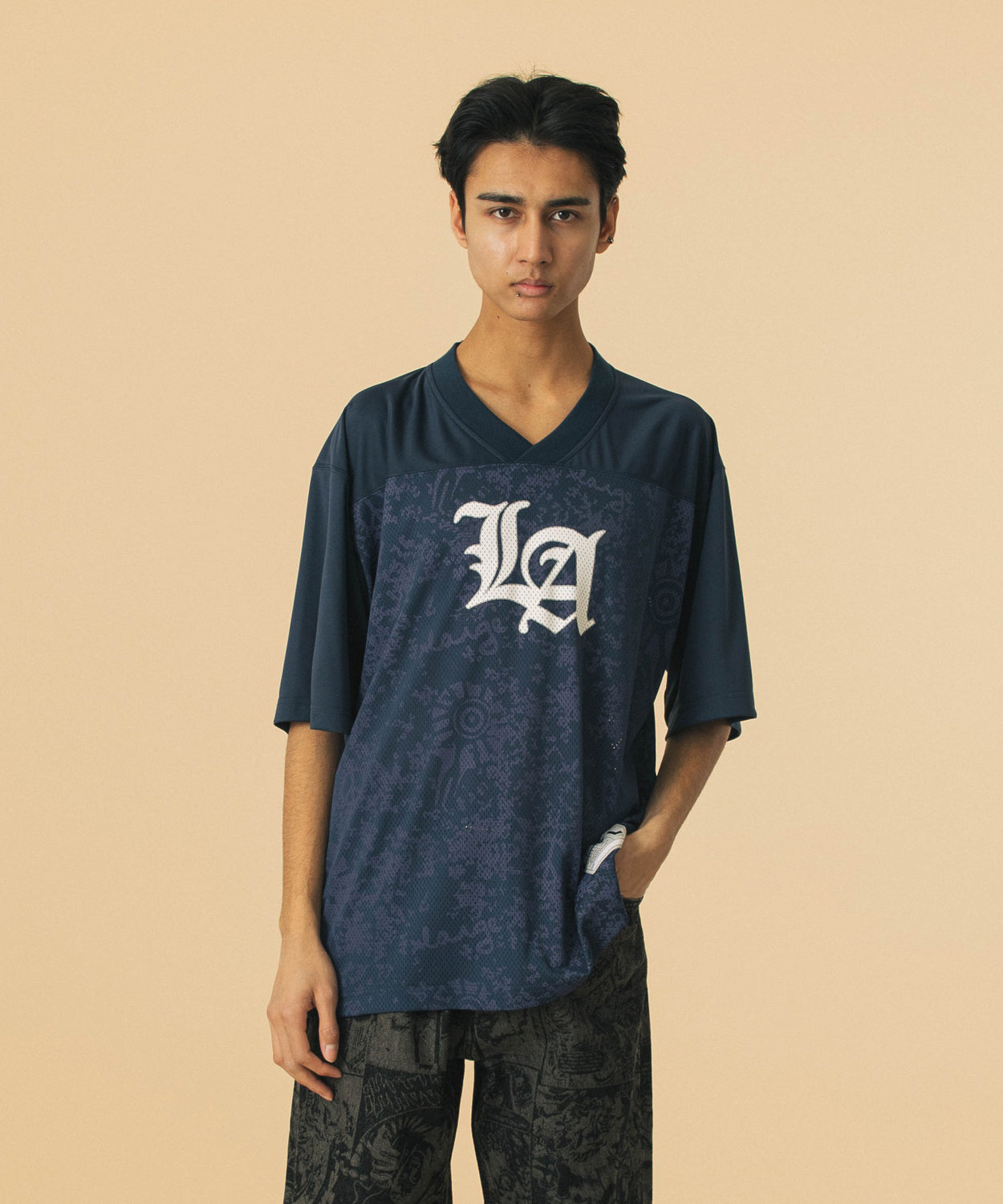 เสื้อยืดแขนสั้น XLARGE รุ่น Old English Football Jersey