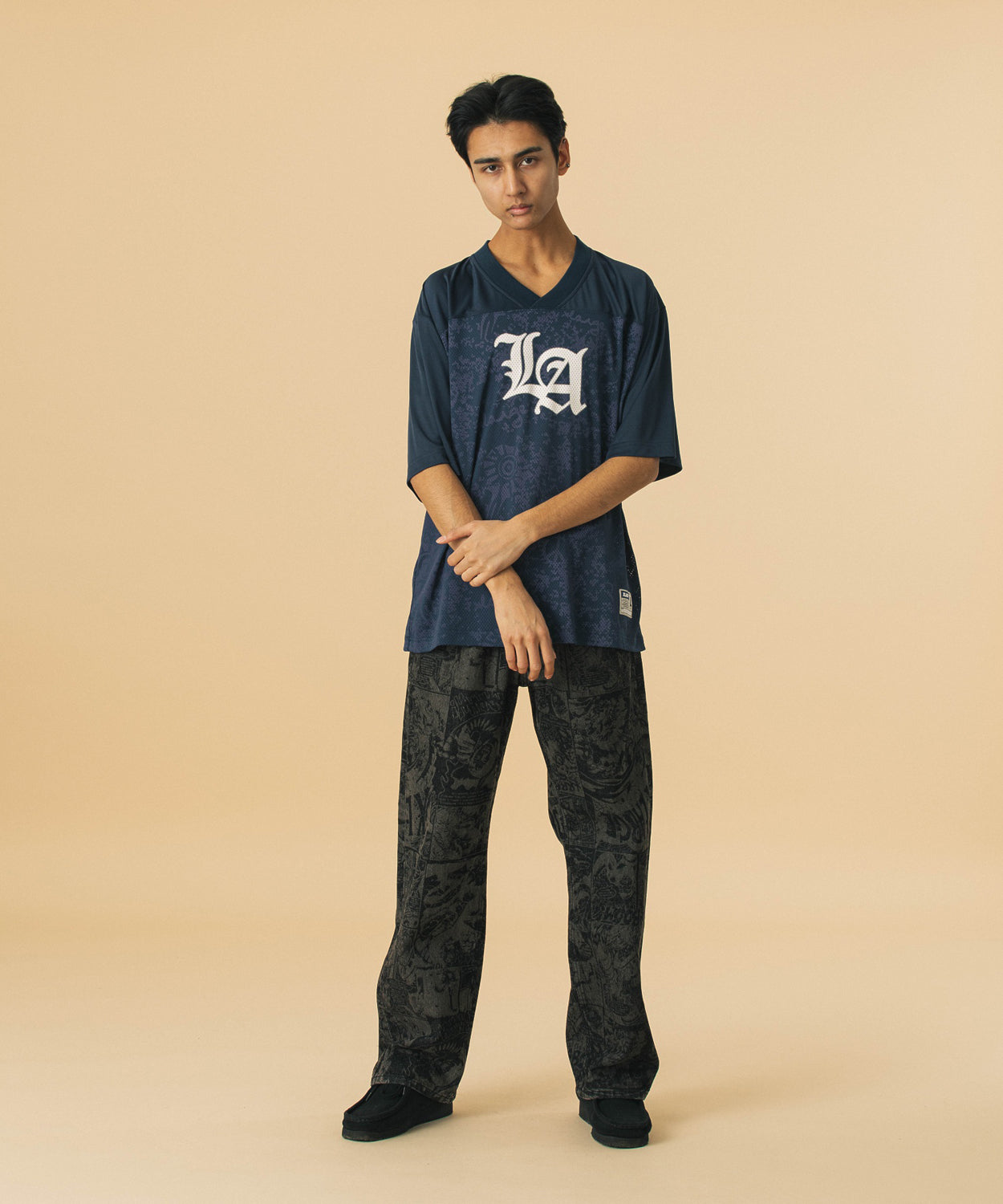 เสื้อยืดแขนสั้น XLARGE รุ่น Old English Football Jersey