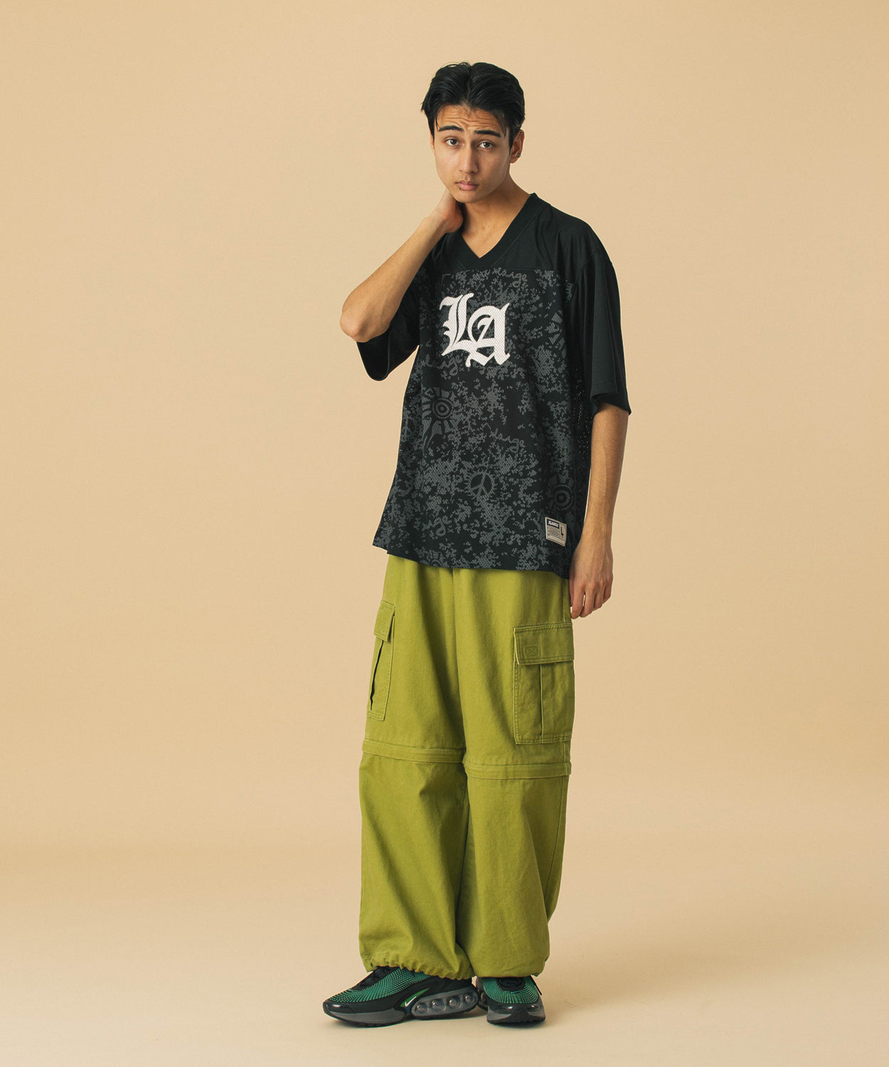 เสื้อยืดแขนสั้น XLARGE รุ่น Old English Football Jersey