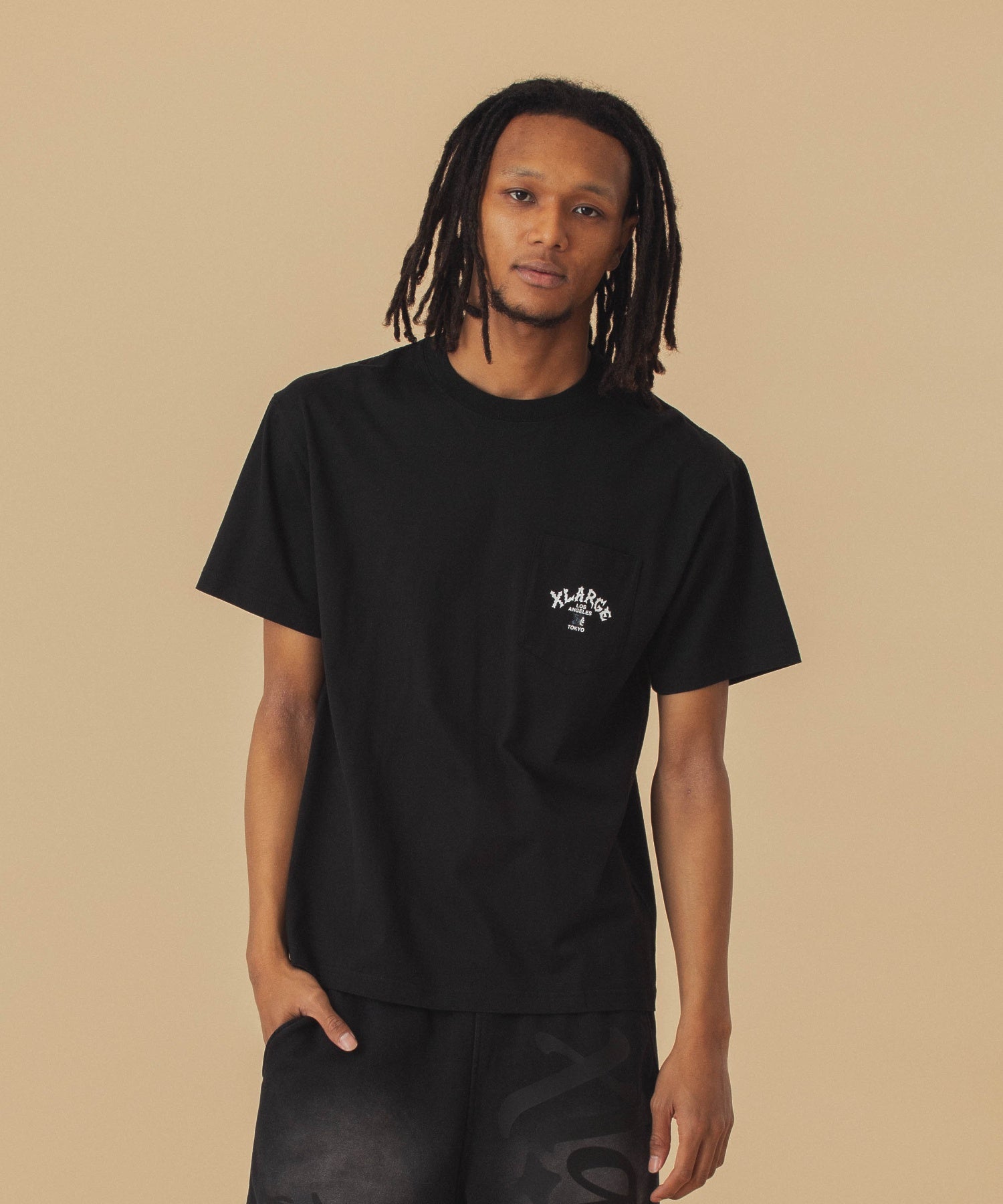 เสื้อยืดแขนสั้น XLARGE รุ่น Hang Out S/S Pocket Tee