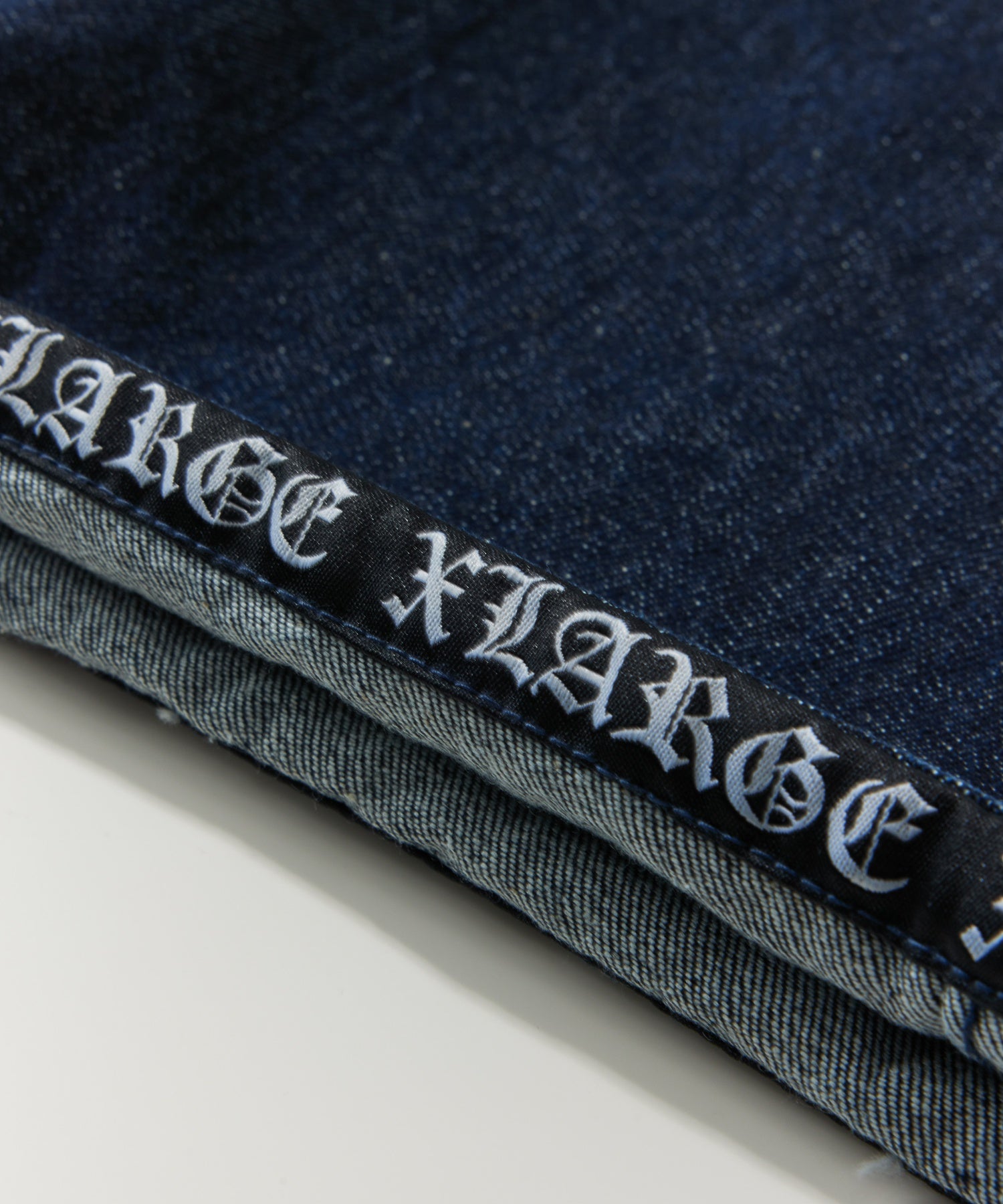 กางเกงขายาว XLARGE รุ่น Old English Denim Painter Pants