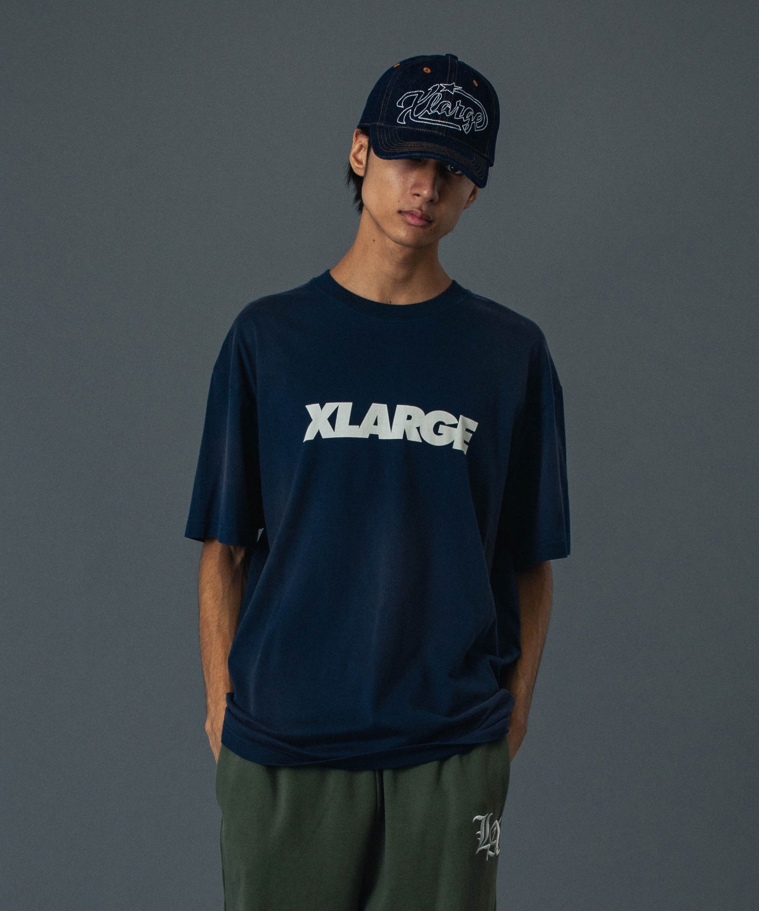 เสื้อยืดแขนสั้น XLARGE รุ่น DISCHARGE PRINTED STANDARD LOGO S/S TEE