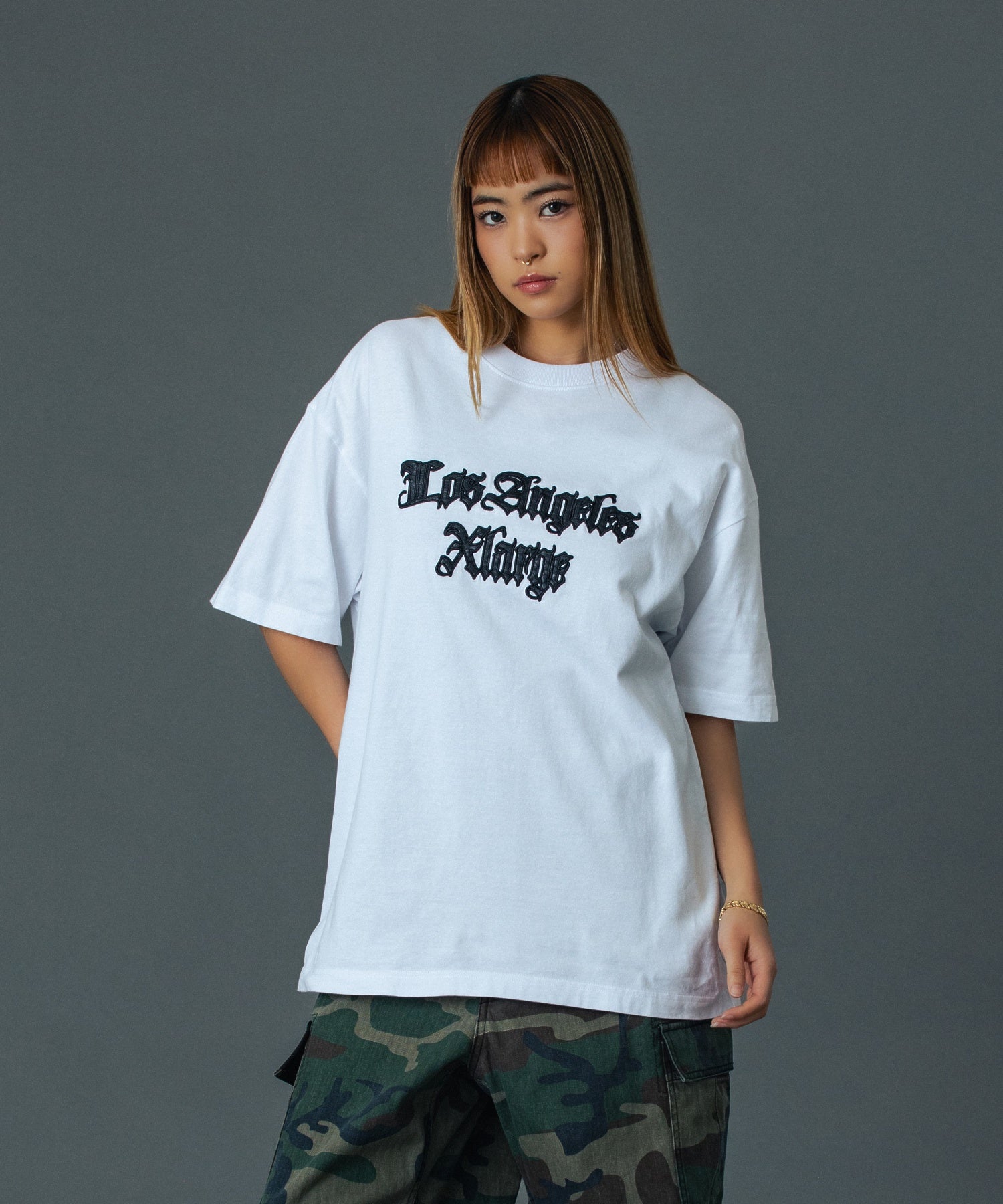 เสื้อยืดแขนสั้น XLARGE รุ่น CROC OLD ENGLISH S/S TEE