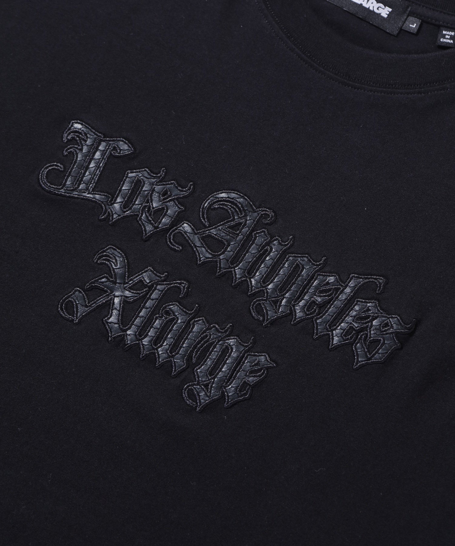 เสื้อยืดแขนสั้น XLARGE รุ่น CROC OLD ENGLISH S/S TEE