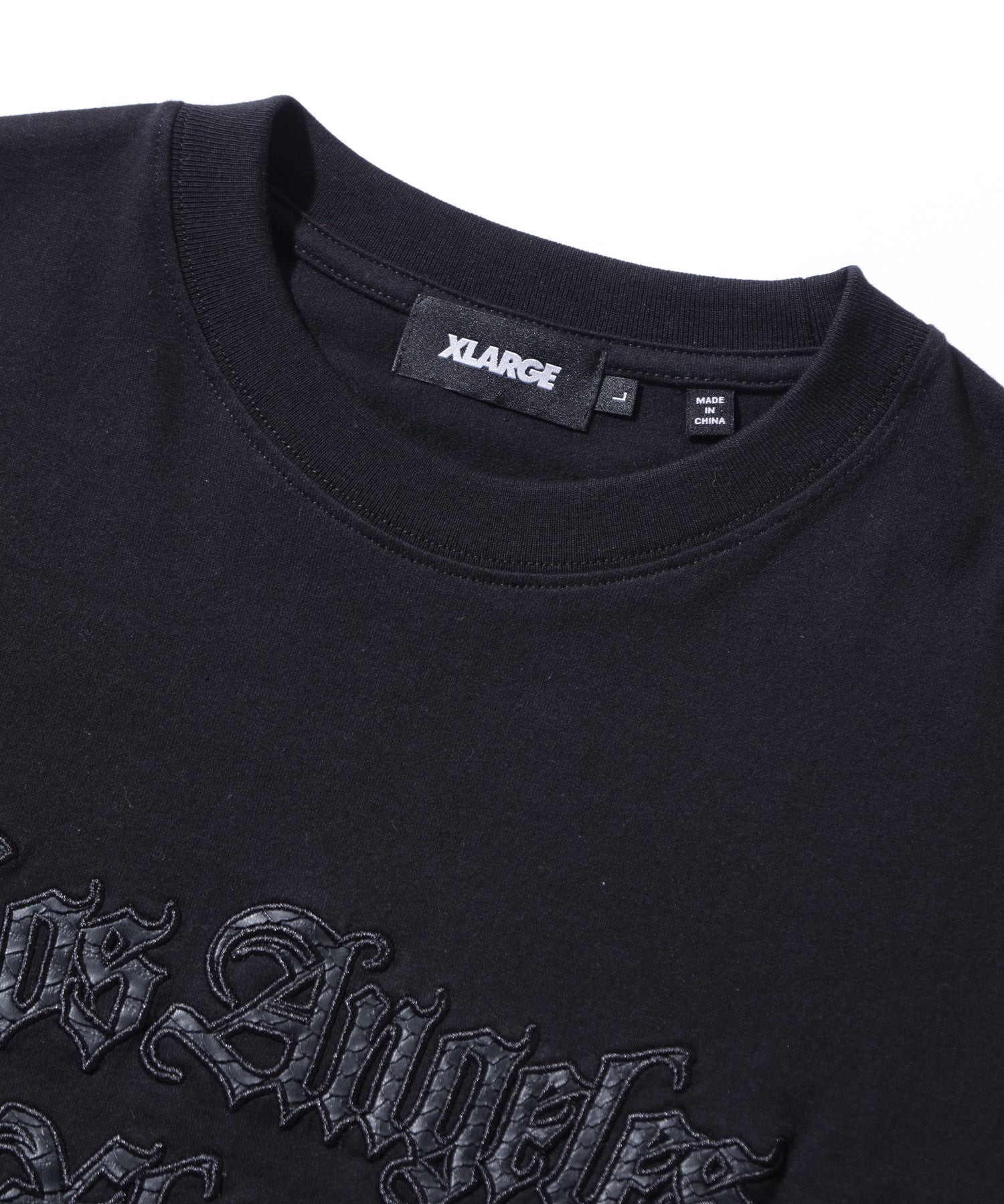 เสื้อยืดแขนสั้น XLARGE รุ่น CROC OLD ENGLISH S/S TEE