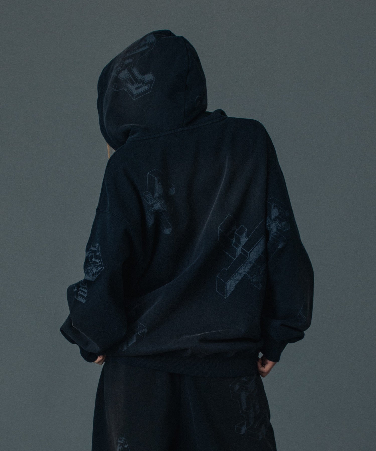 เสื้อฮู้ด XLARGE รุ่น GEOMETRIC ZIP UP HOODED SWEATSHIRT