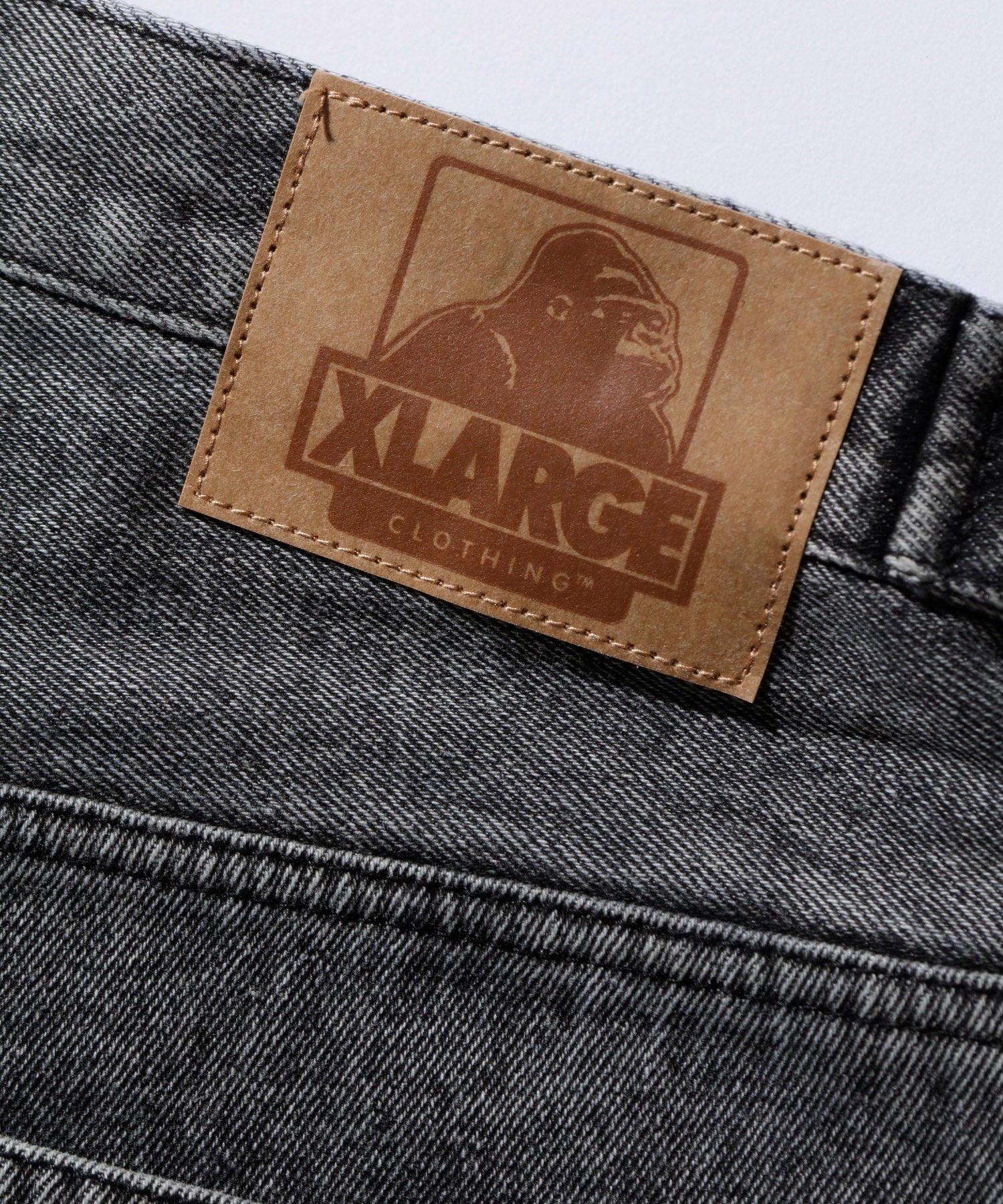 กางเกงยีนส์ผ้าเดนิม XLARGE รุ่น EMBOSSED DENIM PANTS