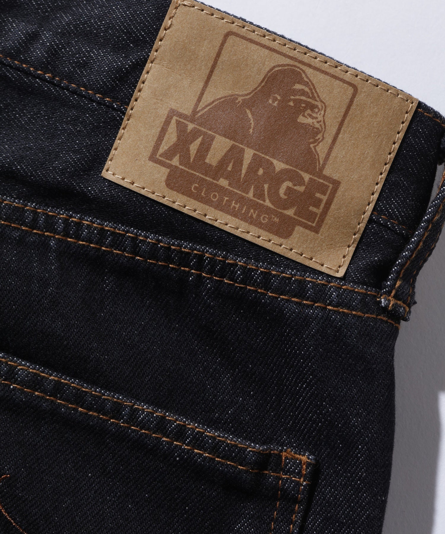 กางเกงยีนส์ผ้าเดนิม XLARGE รุ่น RAGE LOGO DENIM PANTS