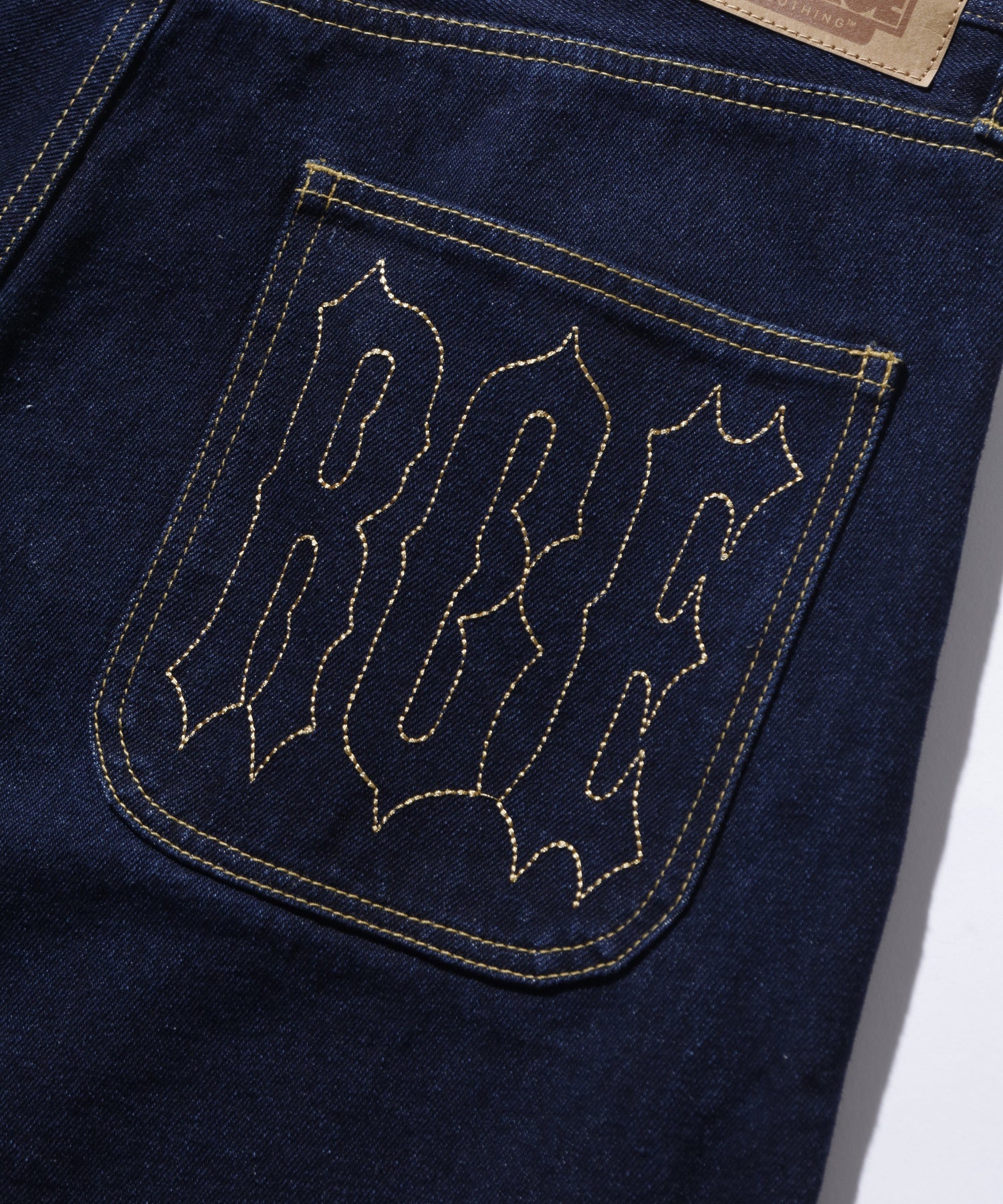 กางเกงยีนส์ขาสั้น XLARGE รุ่น STITCHED LOGO DENIM SHORTS