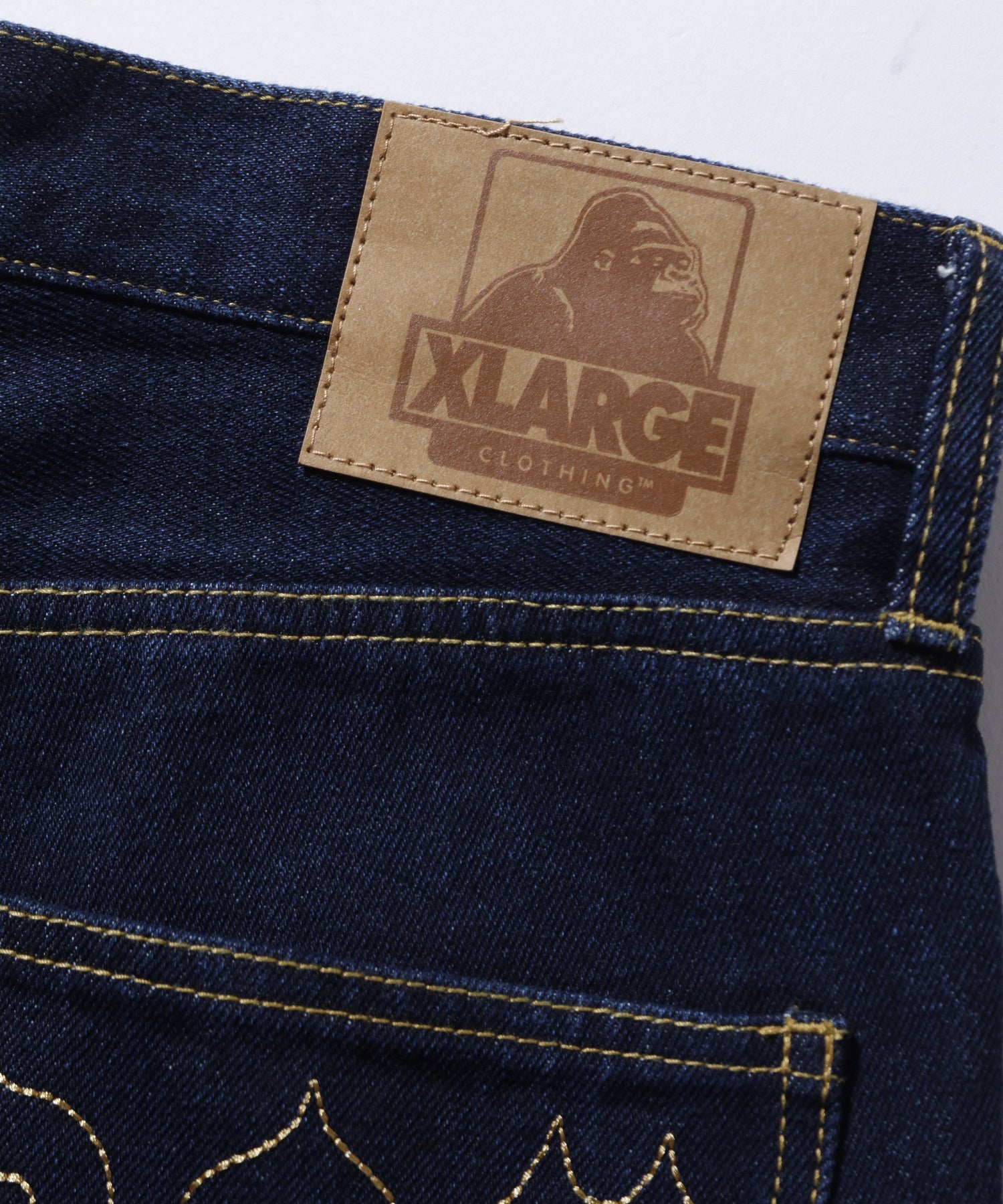กางเกงยีนส์ขาสั้น XLARGE รุ่น STITCHED LOGO DENIM SHORTS