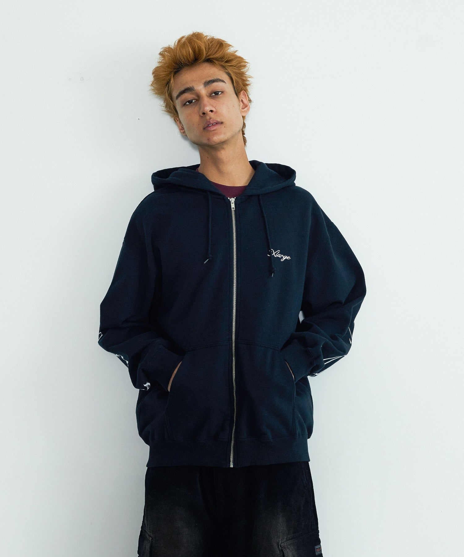 เสื้อฮู้ด Xlarge รุ่น CURSIVE ZIP UP HOODED SWEATSHIRT