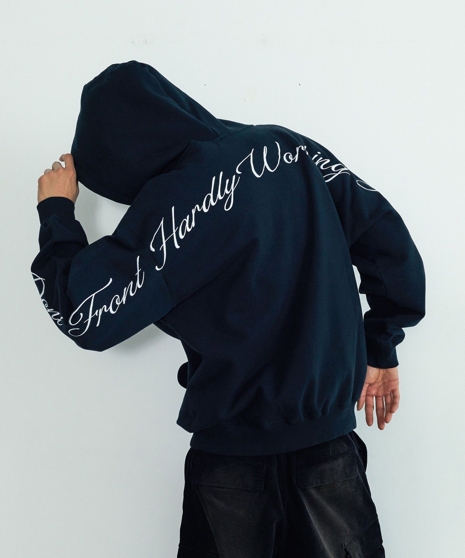 เสื้อฮู้ด Xlarge รุ่น CURSIVE ZIP UP HOODED SWEATSHIRT