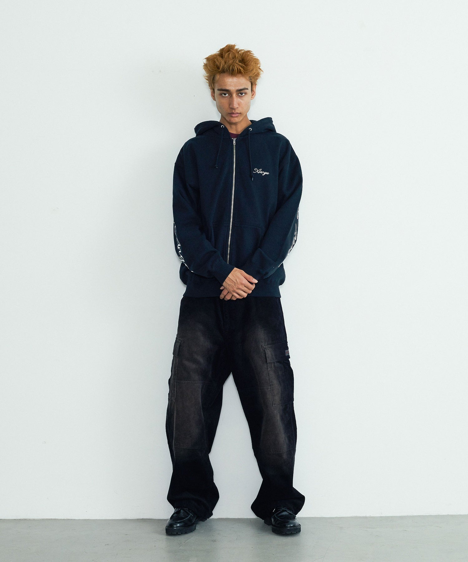 เสื้อฮู้ด Xlarge รุ่น CURSIVE ZIP UP HOODED SWEATSHIRT