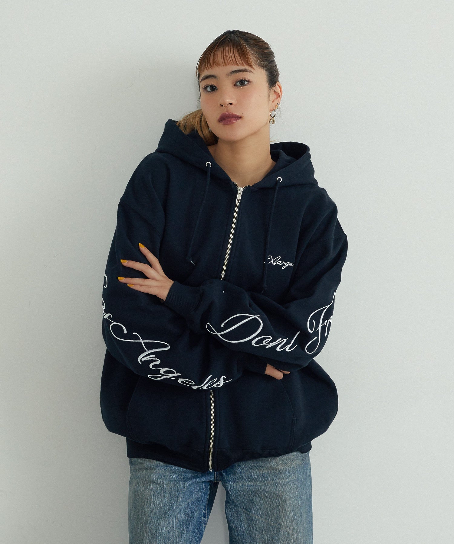 เสื้อฮู้ด Xlarge รุ่น CURSIVE ZIP UP HOODED SWEATSHIRT