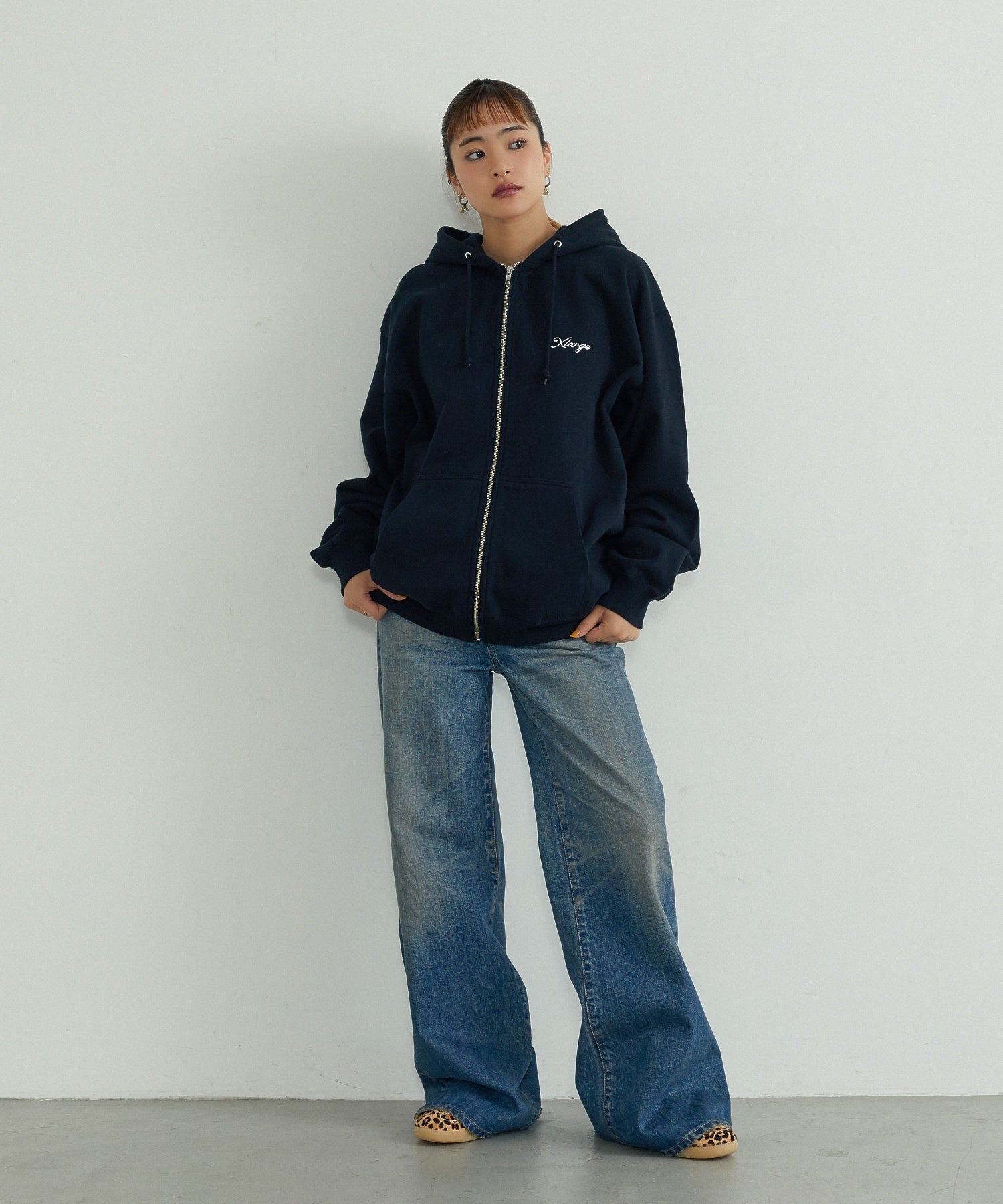เสื้อฮู้ด Xlarge รุ่น CURSIVE ZIP UP HOODED SWEATSHIRT