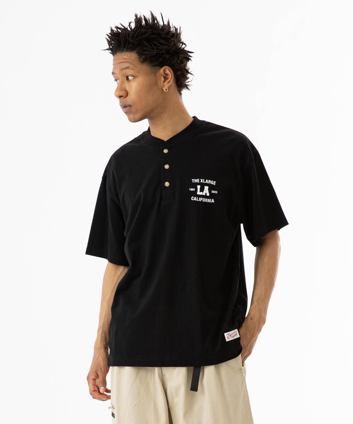 เสื้อยืดแขนสั้น XLARGE รุ่น COLLEGE LOGO HENLEY NECK S/S TEE